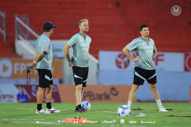 HLV Polking sẽ tiếp tục ở lại CLB CAHN. Ảnh: CLB CAHN.