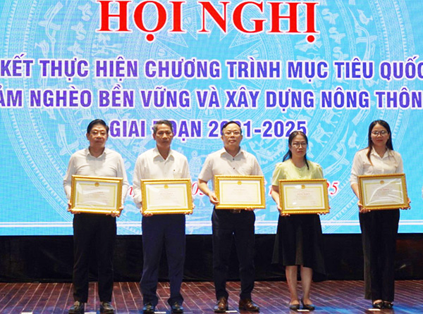 Ông Lê Tấn Minh – Chủ tịch Công đoàn Cảng Đà Nẵng (giữa) thay mặt lãnh đạo Cảng Đà Nẵng nhận Bằng khen của Chủ tịch UBND TP Đà Nẵng phố.