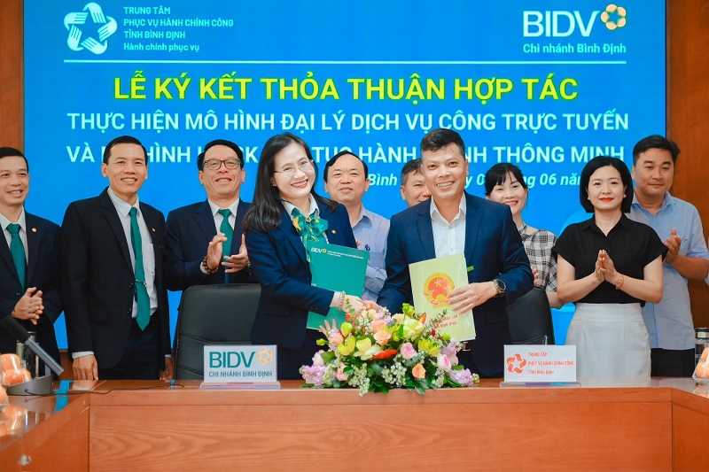 Ông Võ Gia Nghĩa – Phó Chánh Văn phòng UBND tỉnh kiêm Giám đốc Trung tâm Phục vụ hành chính công và bà Nguyễn Thị Ngọc Quỳnh - Giám đốc Ngân hàng BIDV Bình Định ký kết Thỏa thuận hợp tác