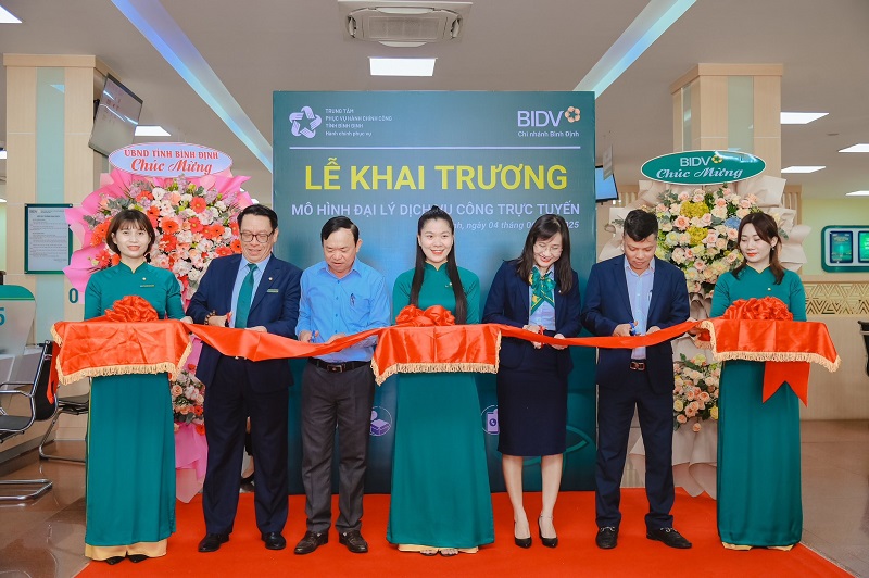 Các Đại biểu thực hiện nghi thức khai trương  “Đại lý dịch vụ công trực tuyến” tại trụ sở chính Ngân hàng BIDV Bình Định.