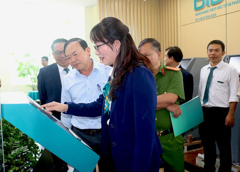 Các đại biểu tham quan hoạt động khu vực đại lý dịch vụ công trực tuyến.