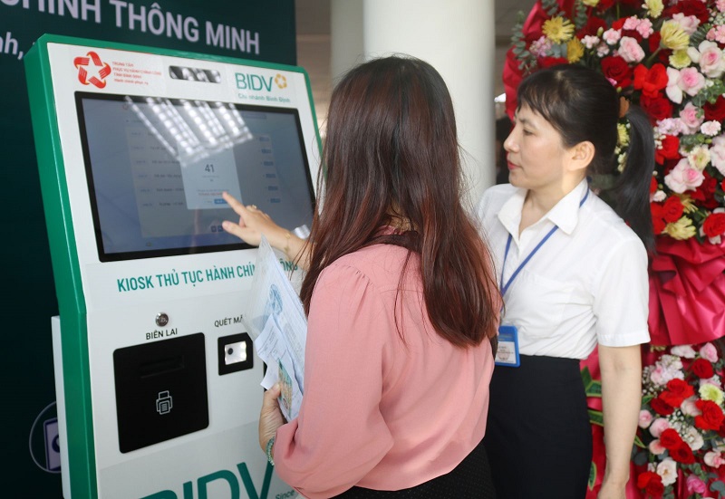 Người dân trải nghiệm dịch vụ tại Kiosk giải quyết thủ tục hành chính thông minh.