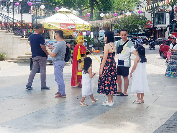 Du khách vừa xuất hiện liền bị đối tượng đóng giả Tề Thiên đại thánh này tiếp cận, quấy nhiễu