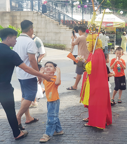 Nhiều phụ huynh tỏ thái độ không an tâm khi thấy đối tượng này tiếp cận con em mình.