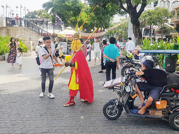 Vị du khách này đã lịch sự xua tay từ chối...