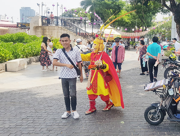 Nhưng vẫn bj bám theo...