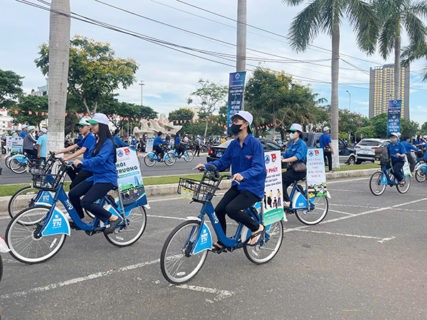 Diễu hành bằng xe đạp tuyên truyền háng hành động vì môi trường và Tuần lễ Biển – Hải đảo Việt Nam 2025 tại Đà Nẵng.