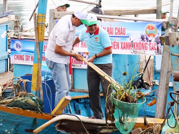 Don rác trên sông Hàn.