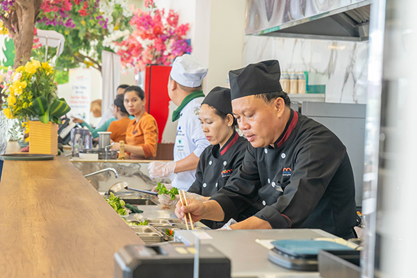 Thực đơn tại Yum Food Village VinWonders Nam Hội An gồm gần 100 món ăn đặc sắc từ khắp các vùng miền Việt Nam và quốc tế.