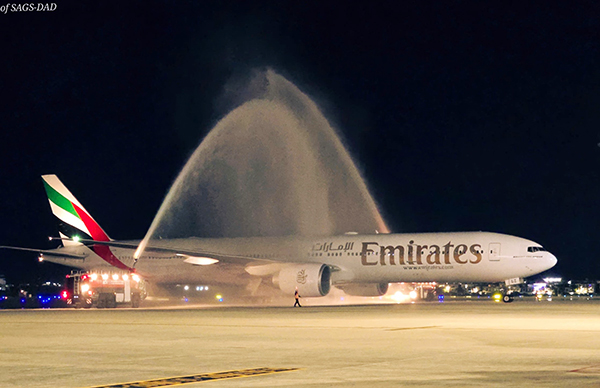 Nghi thức phun vòi rồng chào đón chuyến bay đầu tiên của Emirates hạ cánh sân bay Đà Nẵng tối ngày 2/6.