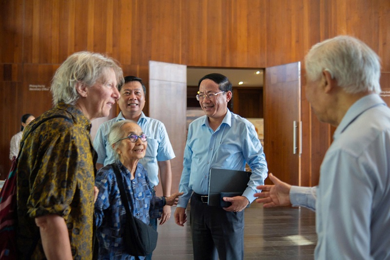 Chủ tịch UBND tỉnh Bình Định Phạm Anh Tuấn chào các nhà khoa học tại Trung tâm ICISE.