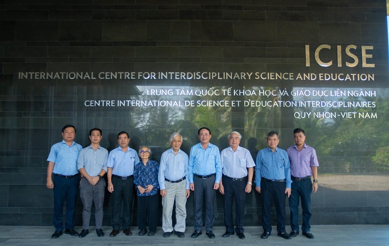 Chủ tịch UBND tỉnh Bình Định và các nhà khoa học.