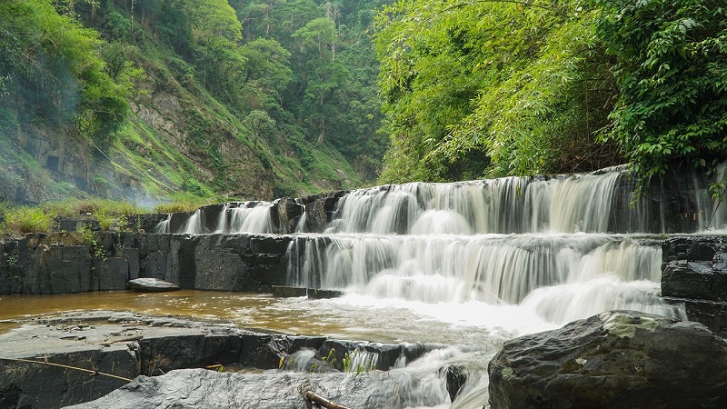 Thác bảy tầng xã Phi Liêng - một điểm tham quan du lịch hấp dẫn với du khách.