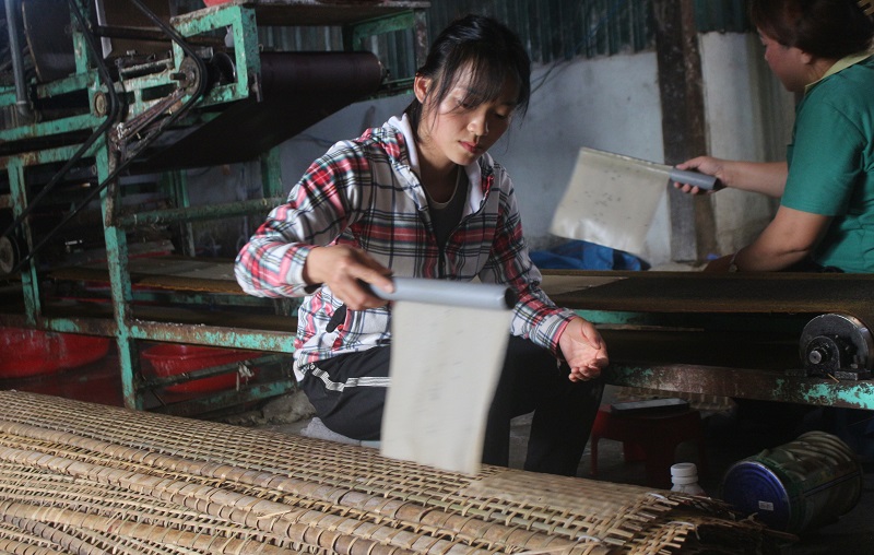 Làm bánh tráng làng Tày Đam Rông.