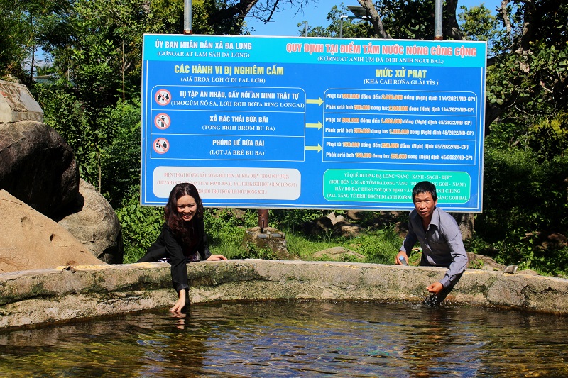 Suối nước nóng Đạ Long.