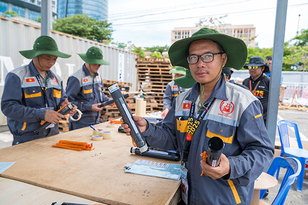 Mặc dù mới lần đầu tham dự DIFF nhưng đội Z121 Vina Pyrotech tỏ ra rất tự tin.