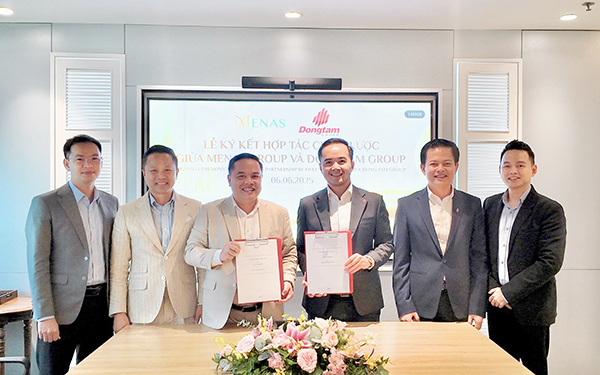 Ông Nguyễn Ngọc Quý - Phó Tổng Giám đốc Menas Group (thứ 3 từ trái sang) ký kết cùng ông Võ Đức Huy - Giám đốc Điều hành Kinh doanh Đồng Tâm Group (thứ 4 từ trái sang)