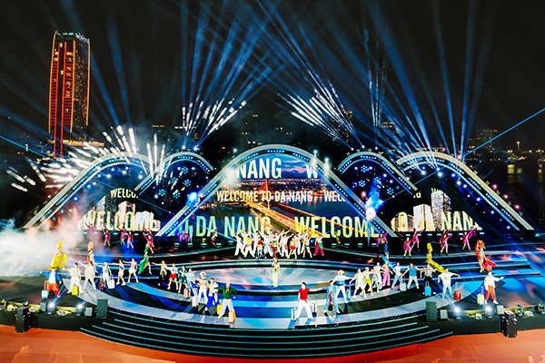 Tiết mục “Đà Nẵng chào bạn” mở đầu cho chương trình nghệ thuật do Nhà hát Trưng Vương Đà Nẵng thực hiện tại đêm thứ hai của DIFF 2025. 