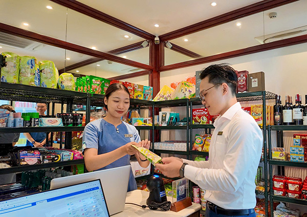 Mena Gourmet To Go mang đến một không gian mua sắm tiện lợi cho cư dân của khu biệt thự Furama Villas cũng như khách du lịch trong và ngoài nước. 