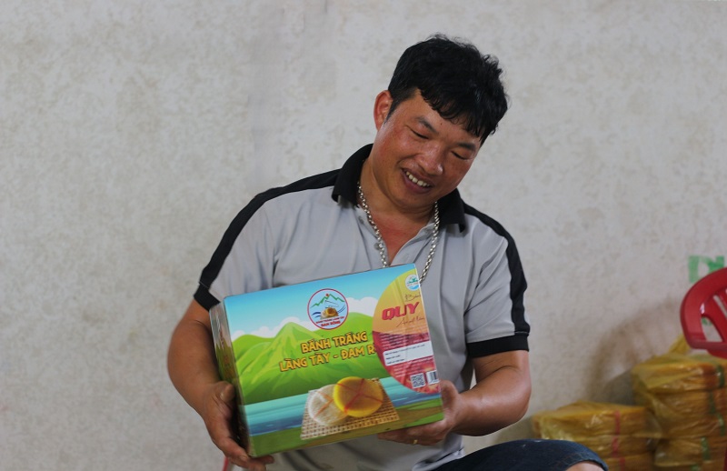 Người "khai sinh" Bánh tráng làng Tày Đam Rông. 