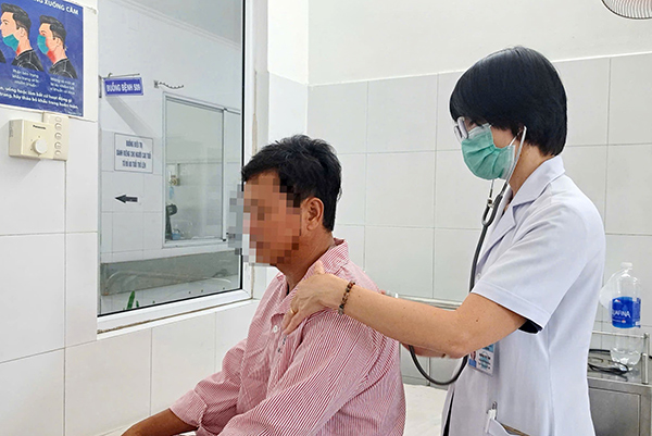 BSCKII Hoàng Thị Tâm kiểm tra sức khoẻ cho bênh nhân Nguyễn Văn T sau khi lấy dị vật đường thở.