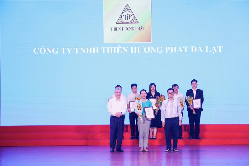 Công ty TNHH Thiên Hương Phát Đà Lạt với sản phẩm nấm đông trùng hạ thảo Thiên Hương Phát. 