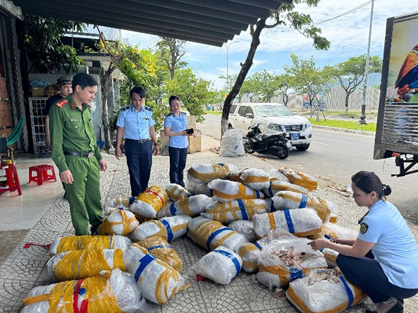 Đội QLTT số 4 phát hiện, tạm giữ 50 bao mực khô có dấu hiệu hư hỏng, bốc mùi tại vỉa hè đường Chu Huy Mân.