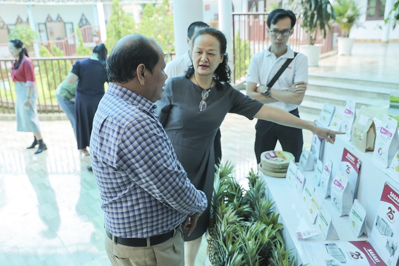 Các đại biểu tham quan khu trưng bày sản phẩm được xác lập nhãn hiệu chứng nhận của huyện Đam Rông.