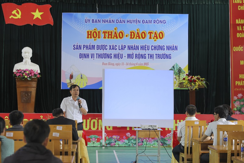Ông Nguyễn Văn Quang - Trưởng Phòng Văn hoá, Khoa học và Thông tin huyện Đam Rông, trao đổi tại hội thảo.