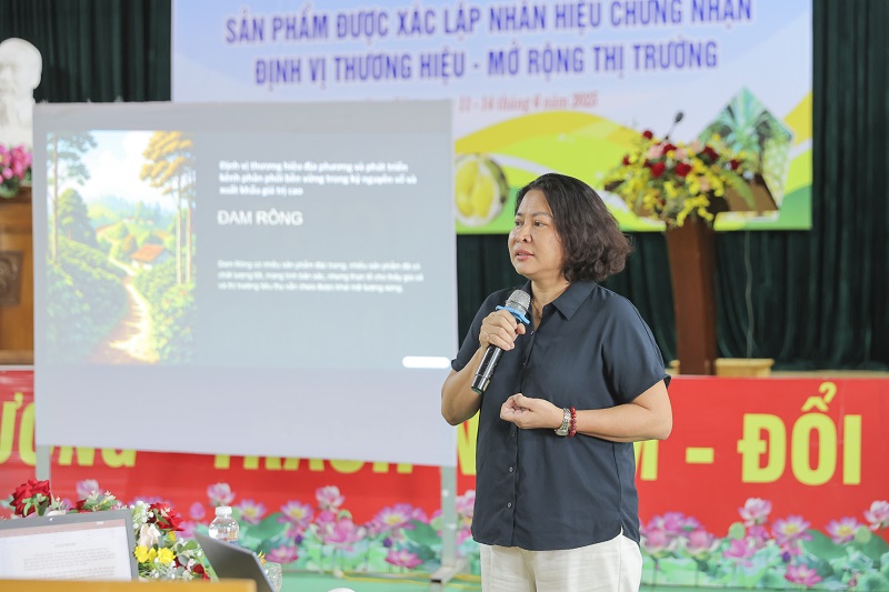 TS Dương Kim Liên chia sẻ với người dân, doanh nghiệp.