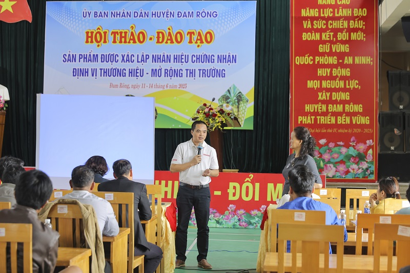 Chuyên gia Nguyễn Mạnh Hà trao đổi thông tin.