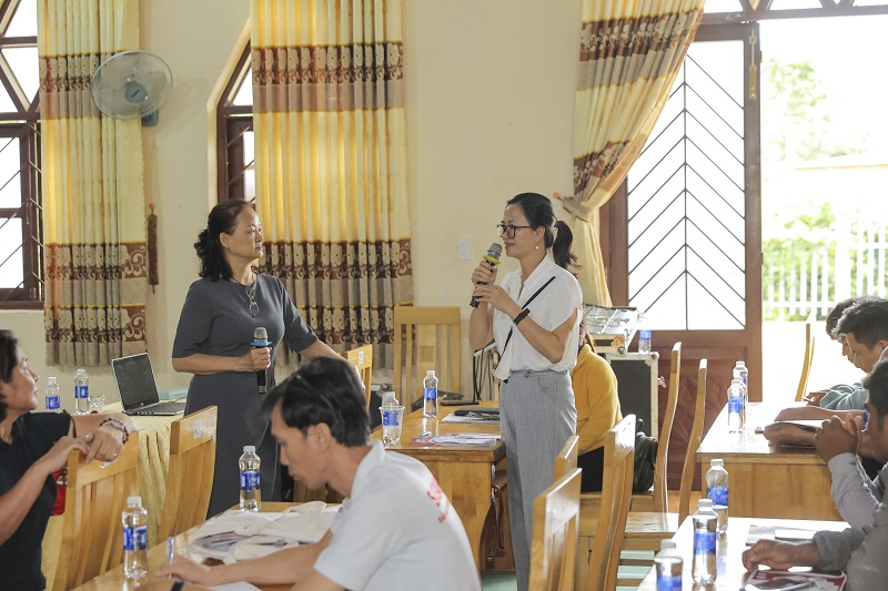 Đại diện dianh nghiệp, hợp tác xã trao đổi, thảo luận với các chuyên gia.