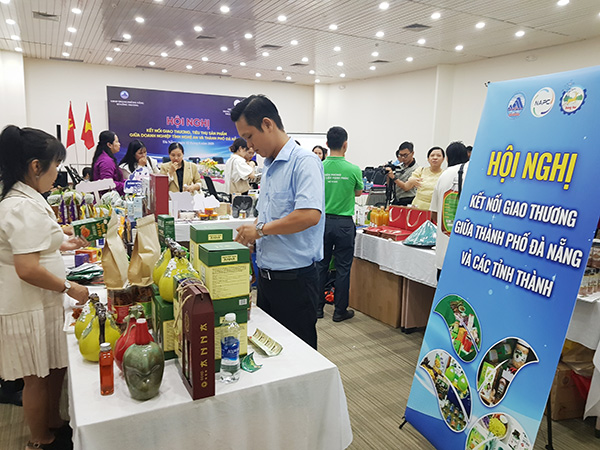 Tại sự kiện cũng trưng bày, giới thiệu đa dạng các sản phẩm đặc trưng địa phương. 