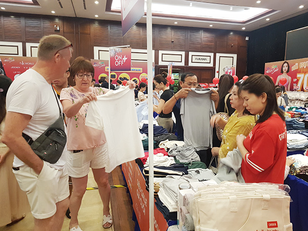 Người dân, du khách trong và ngoài nước trải nghiệm mua sắm hàng hiệu tại Mega Sale Đà Nẵng 2025.