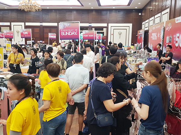 Không khí mua sắm sôi động tại Mega Sale Đà Nẵng 2025.