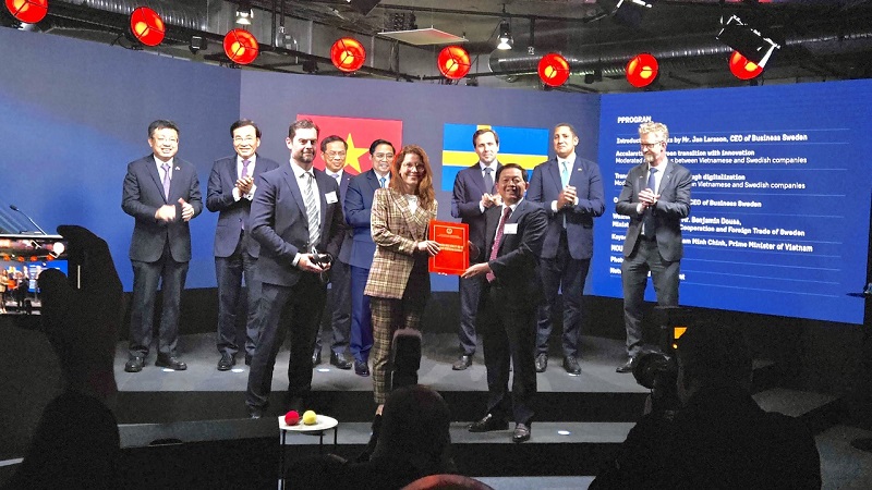 Thủ tướng Chính phủ Phạm Minh Chính (thứ tư từ trái sang) đã chứng kiến Lễ trao Giấy chứng nhận đăng ký đầu tư Dự án “Tổ hợp sản xuất tái chế vải Polyester” giữa Bí thư Tỉnh ủy Bình Định Hồ Quốc Dũng và bà Susanna Campbell – Chủ tịch Tập đoàn Syre.