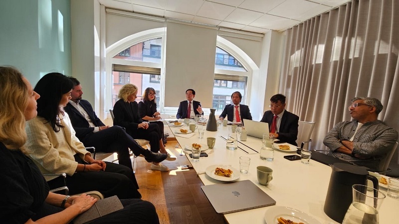 Bí thư Tỉnh ủy Bình Định Hồ Quốc Dũng (giữa) thăm và làm việc với Tập đoàn Syre 