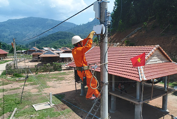 EVNCPC đưa điện về các thôn, buôn, bản làng miền Trung - Tây Nguyên.