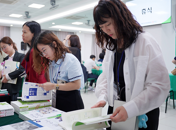 Hơn 160 164 đầu sách tiếng Hàn cũng được các nhà xuất bản Hawoo, Darakwon, Hangeulpark, Kong&Park trao tặng đến khoa Ngôn ngữ và Văn hoá Hàn Quốc (trường Đại học Đông Á) và một số trường đại học có đào tạo ngành Ngôn ngữ Hàn Quốc ở khu vực miền Trung