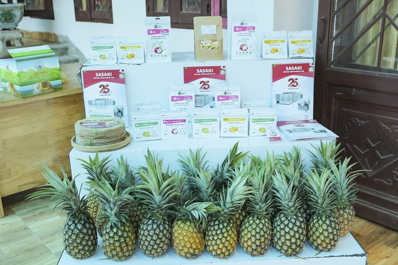 Dứa mật Đam Rông và bánh tráng làng Tày Đam Rông giới thiệu tại hội thảo.