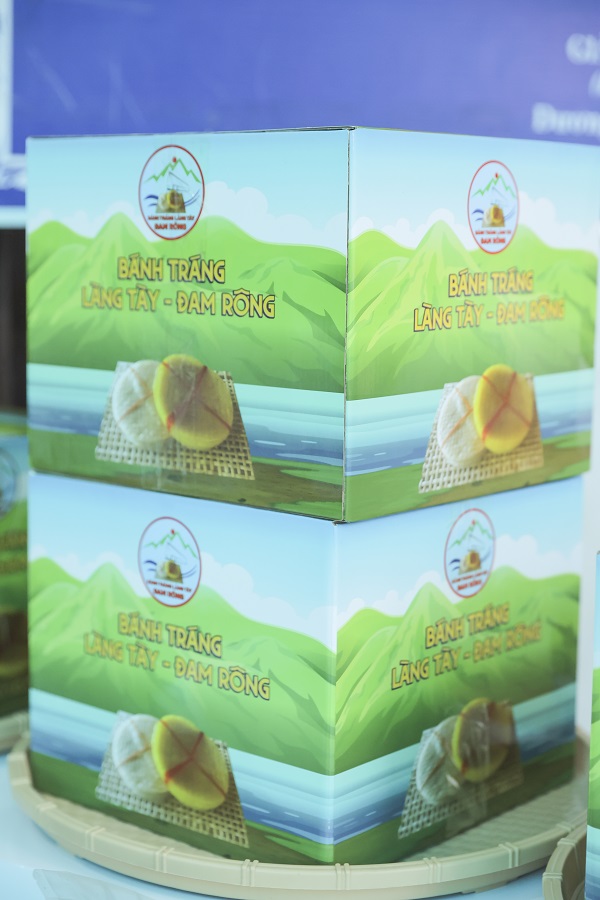 Bánh tráng làng Tày Đam Rông.