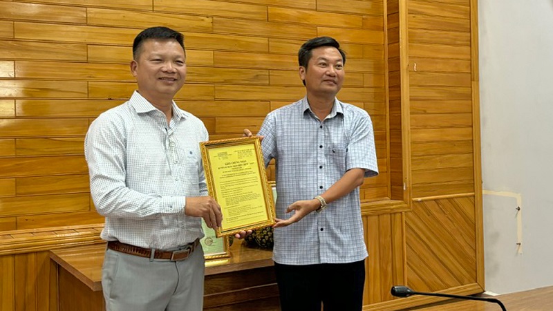 Ông Trần Đức Bắc - Phó Chủ tịch UBND huyện Đam Rông (phải),  trao Giấy chứng nhận quyền sử dụng nhãn hiệu chứng nhận Sầu riêng Đam Rông cho đại diện HTX Nông nghiệp Công nghệ cao Sầu riêng Đam Rông