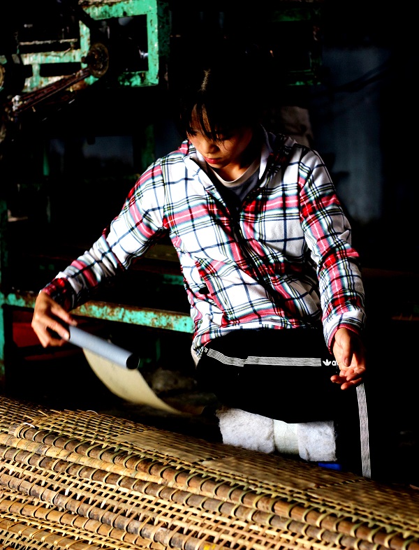 Từ sáng sớm, bà con làng Tày bắt đầu làm bánh.