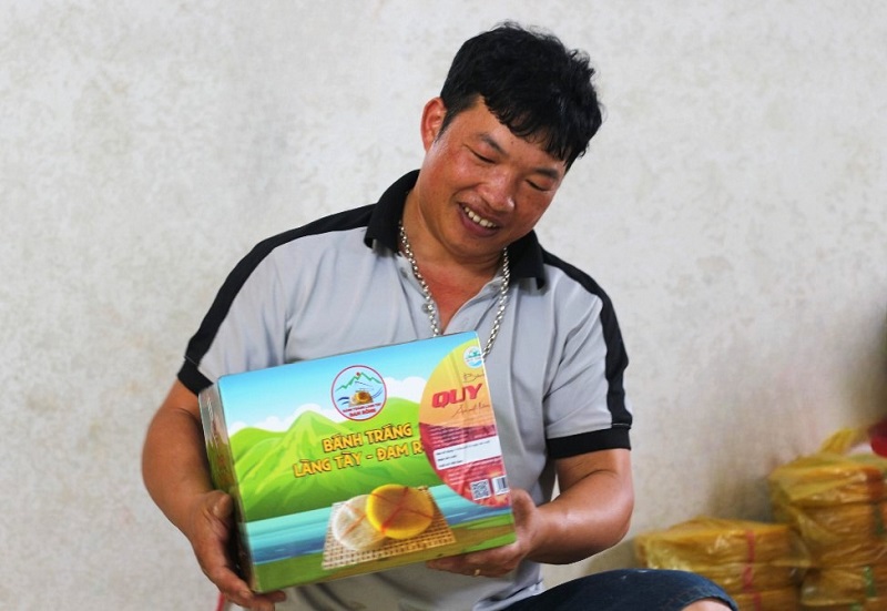 Bánh tráng làng Tày Đam Rông được đóng gói sang trọng, đẹp mắt. 