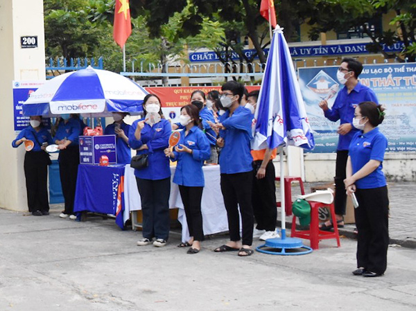 Lực lượng tình nguyện viên tại TP Đà Nẵng sẵn sàng hỗ trợ các thí sinh dự thi tốt nghiệp THPT.