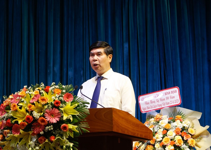 Phó Chủ tịch UBND tỉnh Bình Định Lâm Hải Giang phát biểu tại buổi gặp mặt.