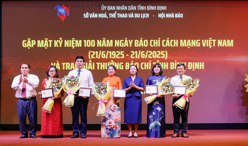 trao kỷ niệm chương “Vì sự nghiệp Báo chí cách mạng Việt Nam” cho các đồng chí lãnh đạo tỉnh và lãnh đạo các sở, ngành, đơn vị của tỉnh.