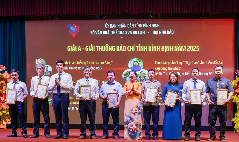 Trưởng Ban Tuyên giáo và Dân vận Tỉnh ủy Nguyễn Thị Phong Vũ (thứ 6 từ trái sang) và Phó Chủ tịch UBND tỉnh Lâm Hải Giang (thứ 3 từ trái sang) trao Giải A cho các tác giả đạt giải.