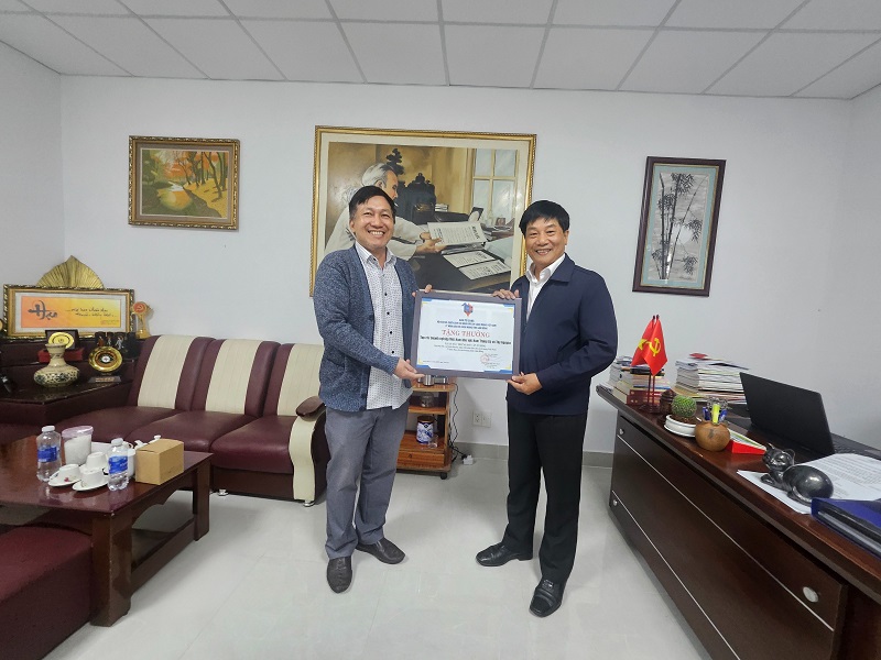 Tác giả nhận tặng thưởng của Hội Nhà báo tỉnh Lâm Đồng.