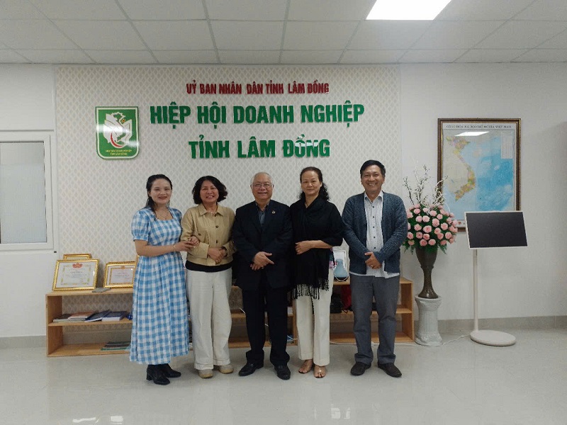 Cùng lãnh đạo Toà soạn và chuyên gia hỗ trợ doanh nghiệp làm việc với Hiệp hội Doanh nghiệp tỉnh Lâm Đồng. 